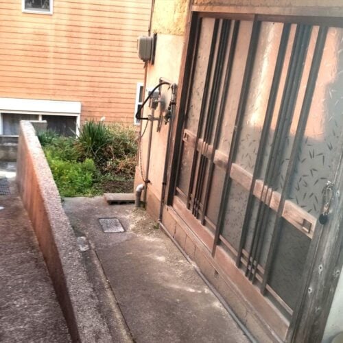 岡山県備前市の物件。玄関の外側は少し狭くなっている。