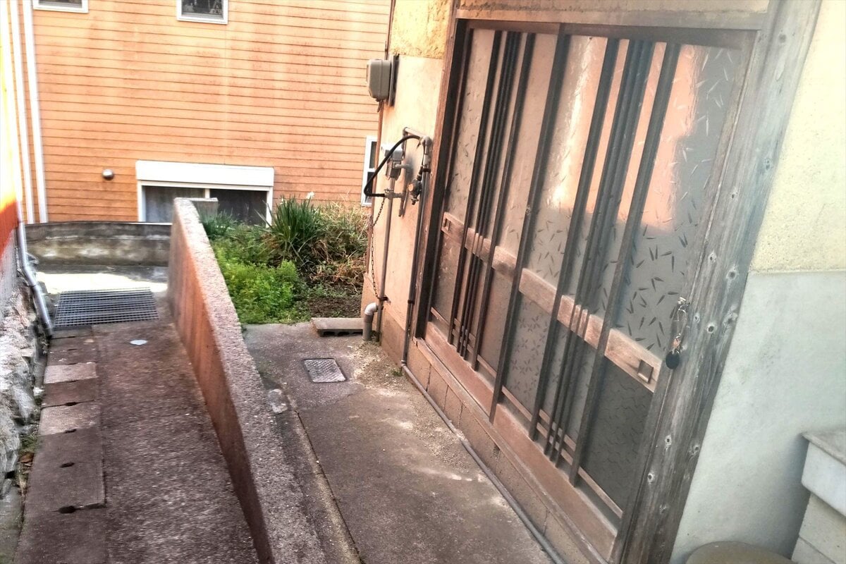 岡山県備前市の物件。玄関の外側は少し狭くなっている。