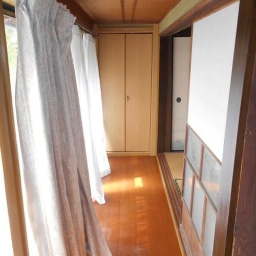 山口県周南市の物件の縁側。日当たりも風通しもよさそう。