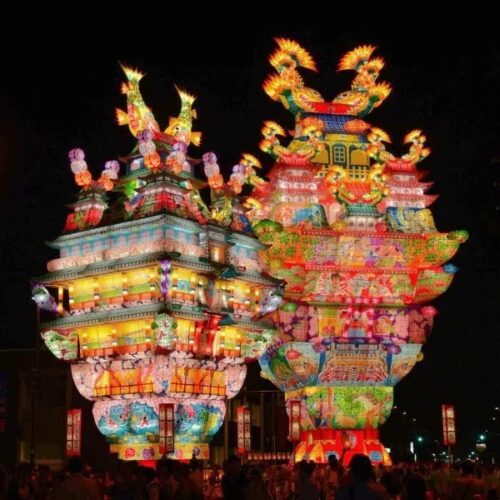 秋田県能代市の「能代七夕・天空の不夜城」。高さ日本一の灯籠が夏を彩る