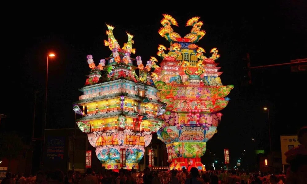 秋田県能代市の「能代七夕・天空の不夜城」。高さ日本一の灯籠が夏を彩る