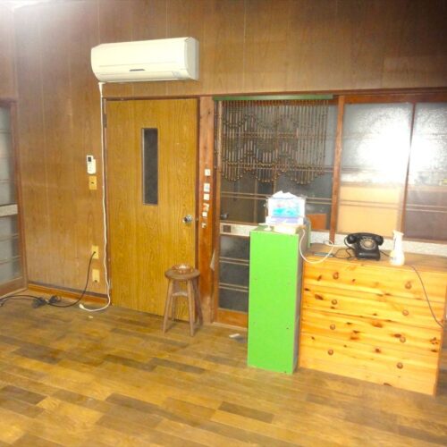 山口県山陽小野田市の物件の居間。台所に隣接している。