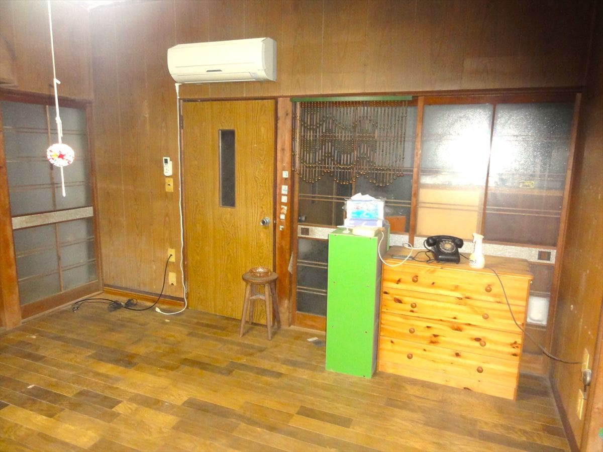 山口県山陽小野田市の物件の居間。台所に隣接している。
