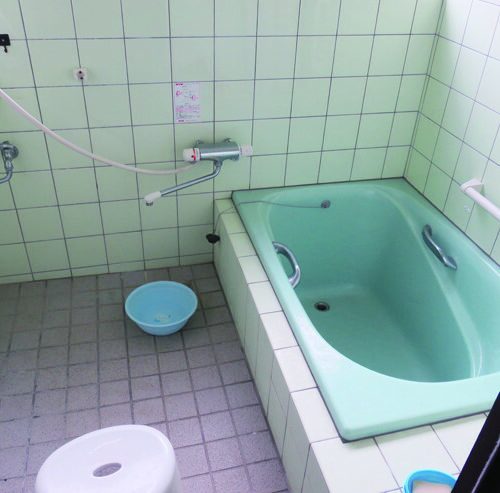 大分県豊後高田市の物件の浴室。経年の汚れはあるものの、そのまま使用可能。