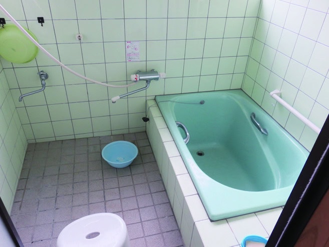 大分県豊後高田市の物件の浴室。経年の汚れはあるものの、そのまま使用可能。