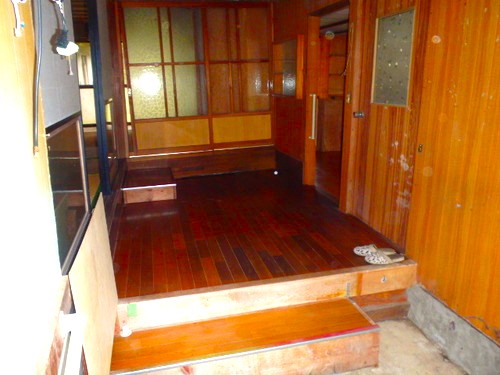 島根県川本町の物件の玄関。古い家屋ならではの風情がいい。