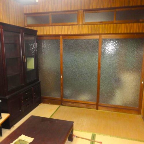 山口県山陽小野田市の物件の和室。すりガラスの引き戸が昔風。