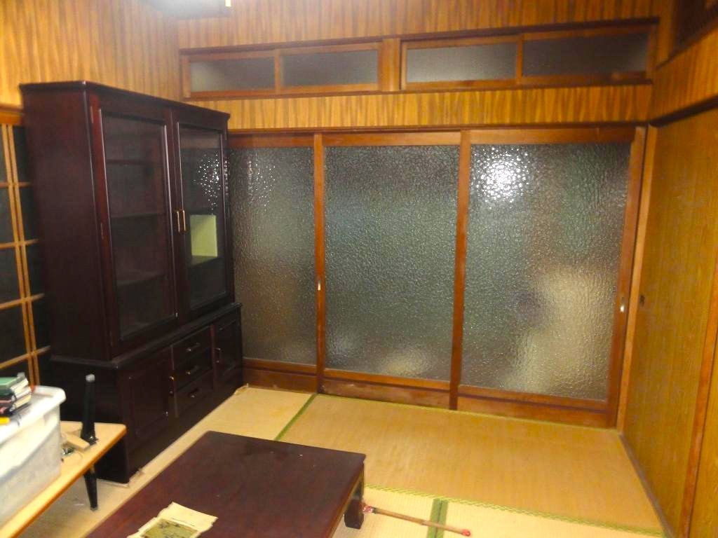 山口県山陽小野田市の物件の和室。すりガラスの引き戸が昔風。