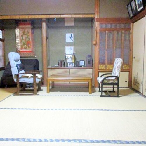 岡山県備前市の物件の和室。立派な床柱に床の間がある凝ったつくりです