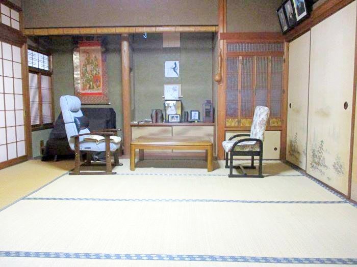 岡山県備前市の物件の和室。立派な床柱に床の間がある凝ったつくりです