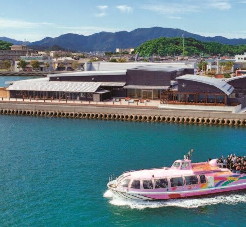 道の駅 センザキッチンは青い海が目の前に広がる最高のロケーション。