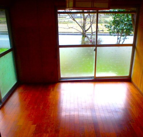 島根県川本町の物件の洋室。窓が多く、日光が入りやすい。