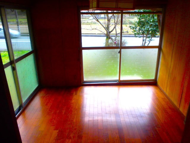 島根県川本町の物件の洋室。窓が多く、日光が入りやすい。