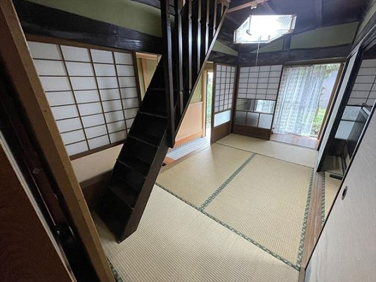 山口県周南市の物件の和室。古い建具の趣を残したままリフォーム済み。築90年とは思えない状態のよさ。