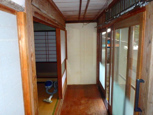 島根県川本町の物件の縁側。窓を開ければ風通しがよさそう。