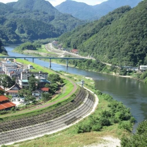 島根県川本町は、まちの中心を中国地方一の大河「江の川（ごうのかわ）」が流れる、自然豊かなまち。