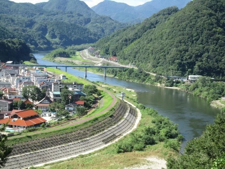 島根県川本町は、まちの中心を中国地方一の大河「江の川（ごうのかわ）」が流れる、自然豊かなまち。