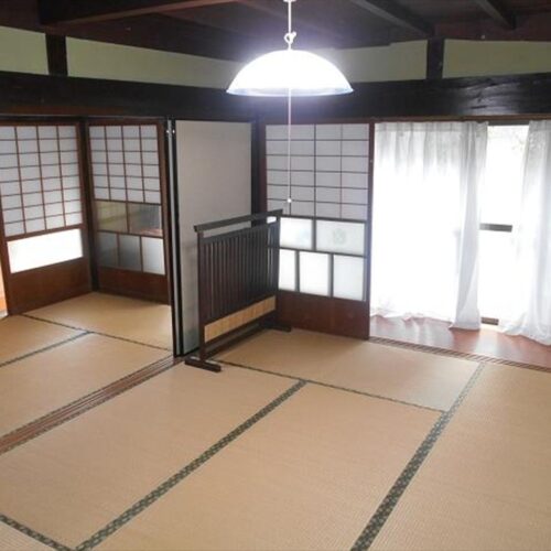 山口県周南市の物件の和室。窓が大きく、自然光がよく入る。