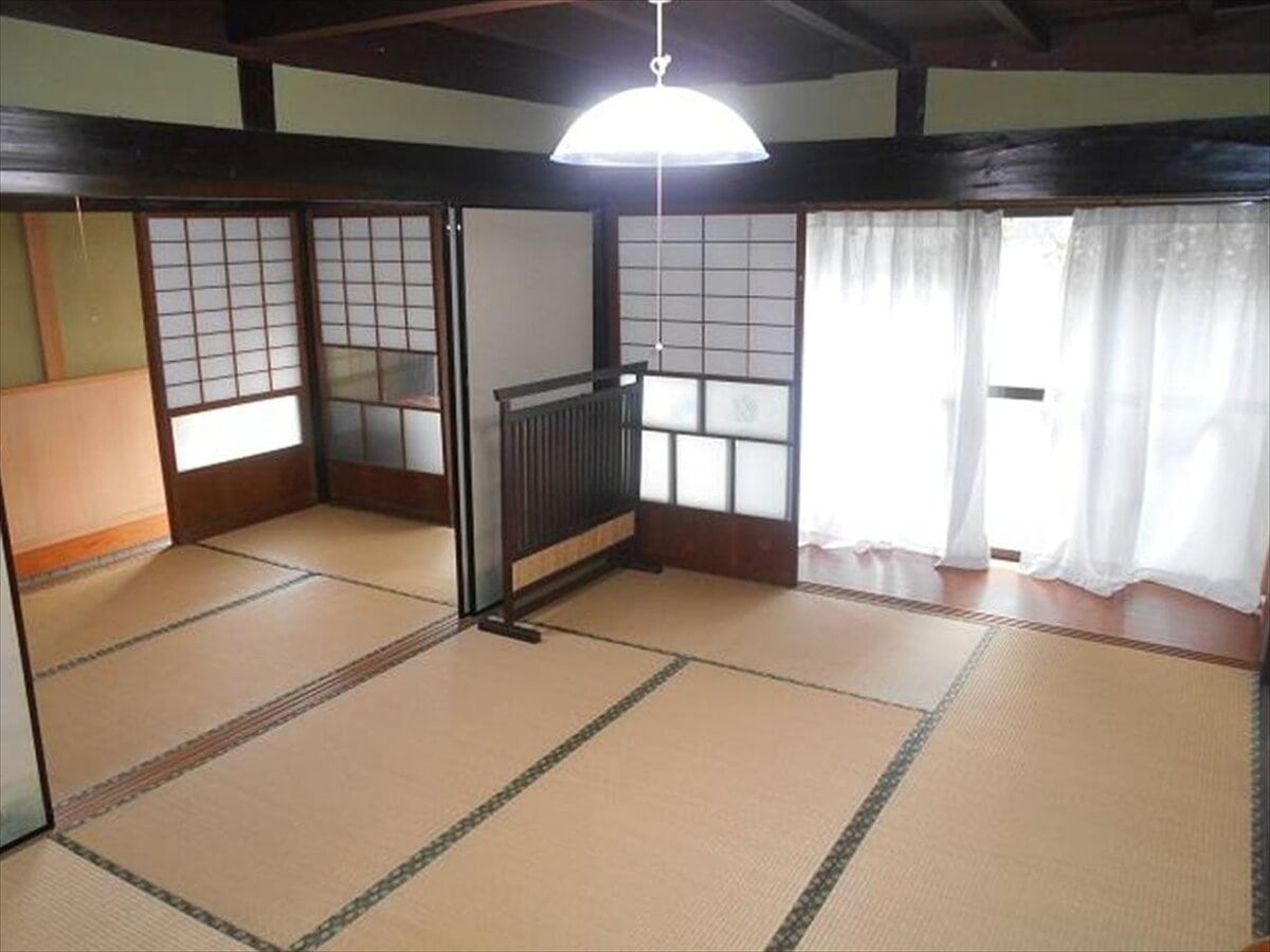 山口県周南市の物件の和室。窓が大きく、自然光がよく入る。