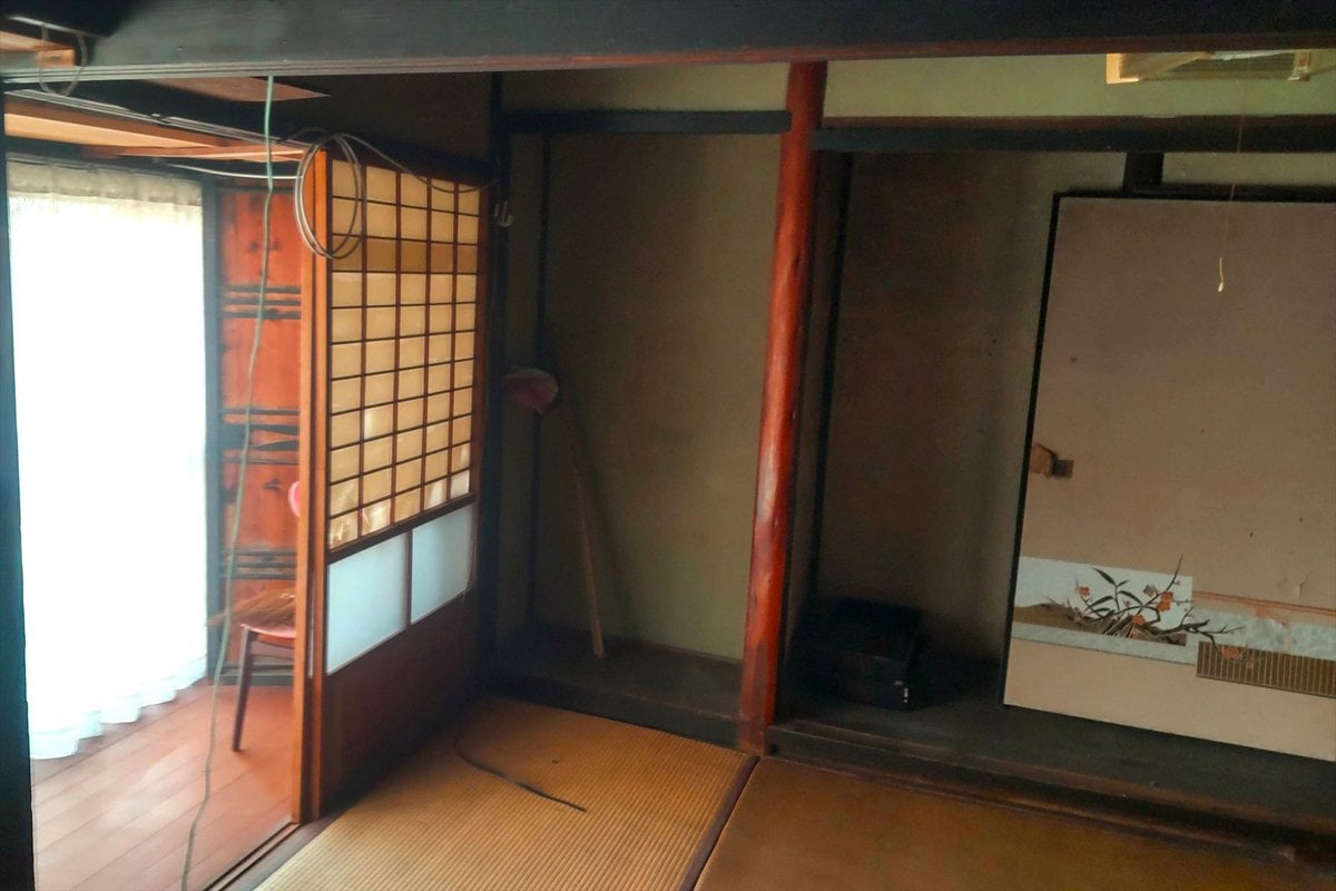 岡山県備前市の物件の和室。縁側の窓から差し込む光が気持ちいい。