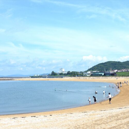 山口県山陽小野田市の「きららビーチ焼野」は、「日本の夕陽百選」に選ばれた名勝地。