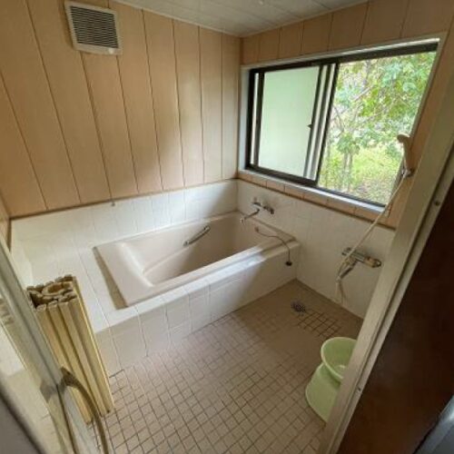 山口県周南市の物件の浴室。大きい窓から光がよく入る。