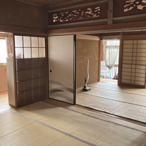 山口県萩市の物件の和室。襖を開けて広々と使うのもおすすめ。