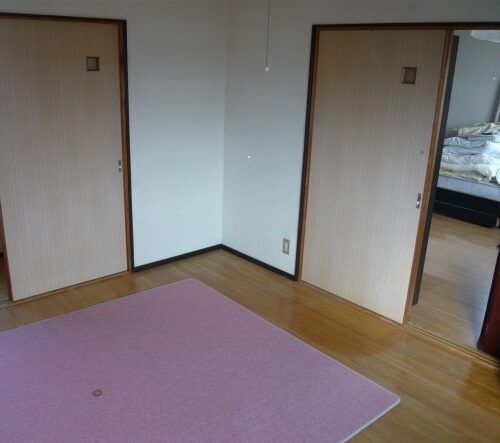 秋田県能代市の物件の洋室。2階は板張りの洋室が2部屋あります