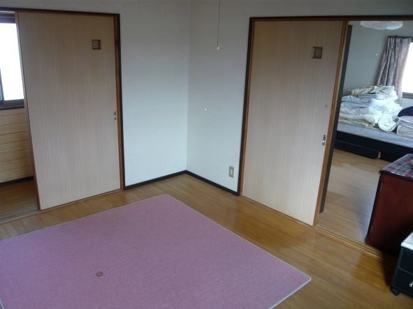 秋田県能代市の物件の洋室。2階は板張りの洋室が2部屋あります
