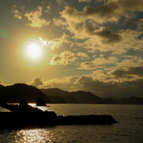 山口県萩市の三見漁港。日本海に沈む夕日は絶景。
