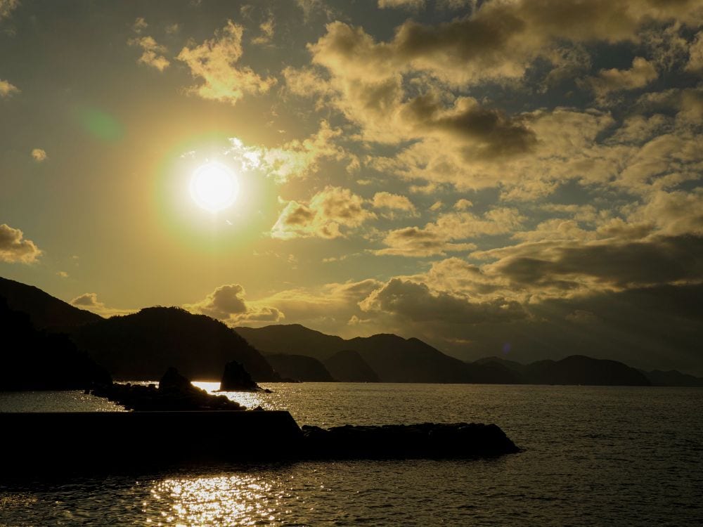 山口県萩市の三見港。日本海に沈む夕日は絶景。