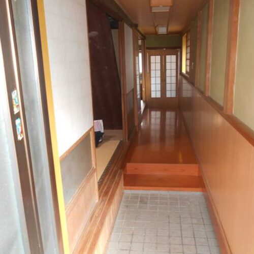 山口県周南市の物件の玄関。段差が低く、上がりやすい。
