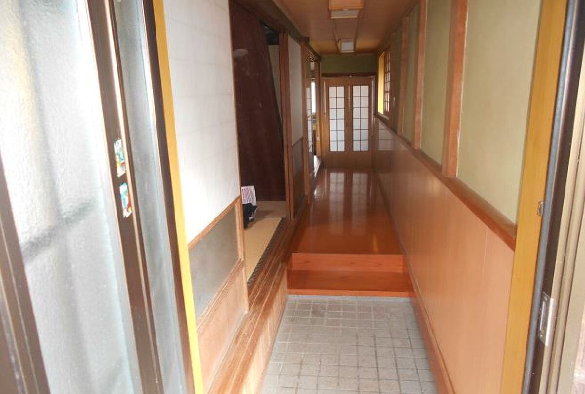 山口県周南市の物件の玄関。段差が低く、上がりやすい。