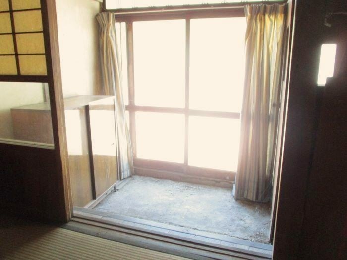 岡山県備前市の物件。縁側は明るい陽射しがよく入る。