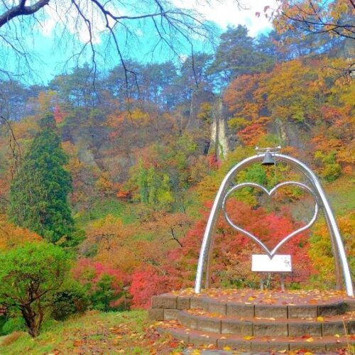 秋田県能代市の「きみまちの鐘」。恋人同士で鳴らすとずっと一緒にいられるといわれています