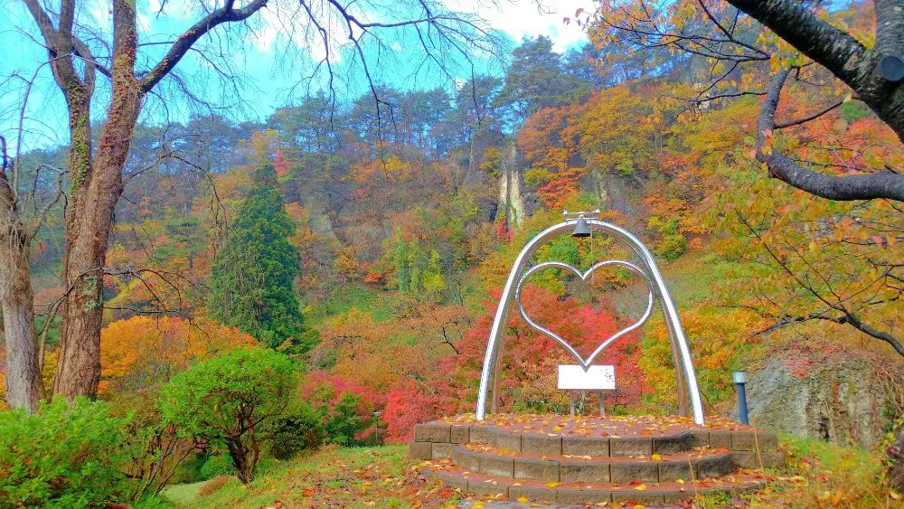 秋田県能代市の「きみまちの鐘」。恋人同士で鳴らすとずっと一緒にいられるといわれています
