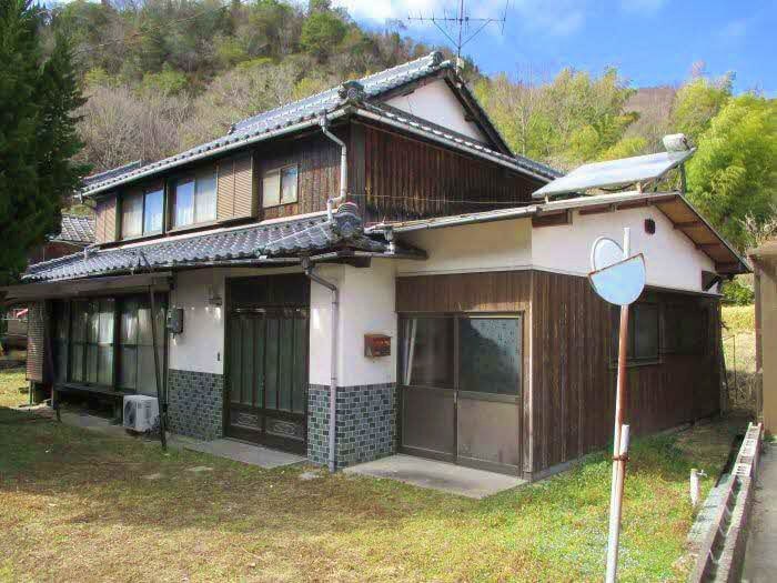 岡山県備前市の物件の外観。静かなエリアに立つ木造二階建て