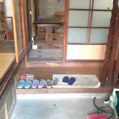 岡山県備前市の物件の玄関。段差があまり高くないので、上がりやすそう。