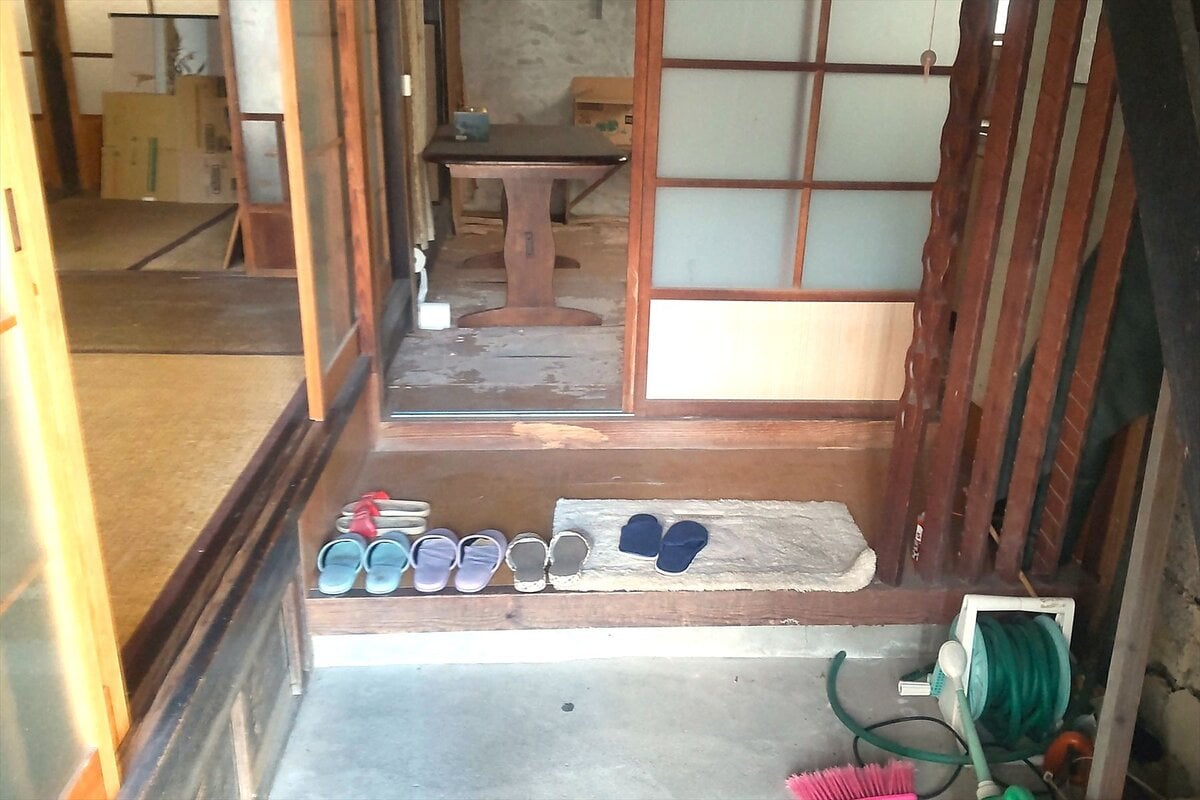 岡山県備前市の物件の玄関。段差があまり高くないので、上がりやすそう。