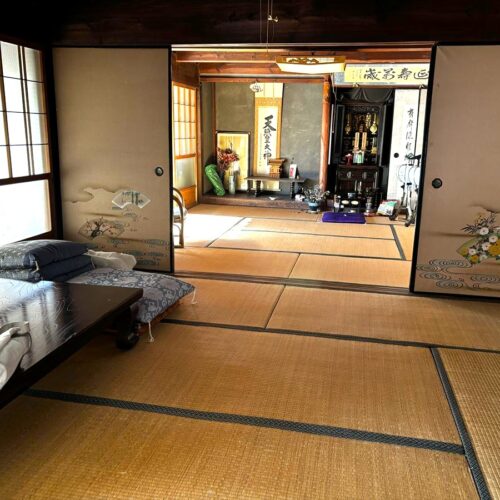 兵庫県佐用町の物件の和室。襖を開けると広々。