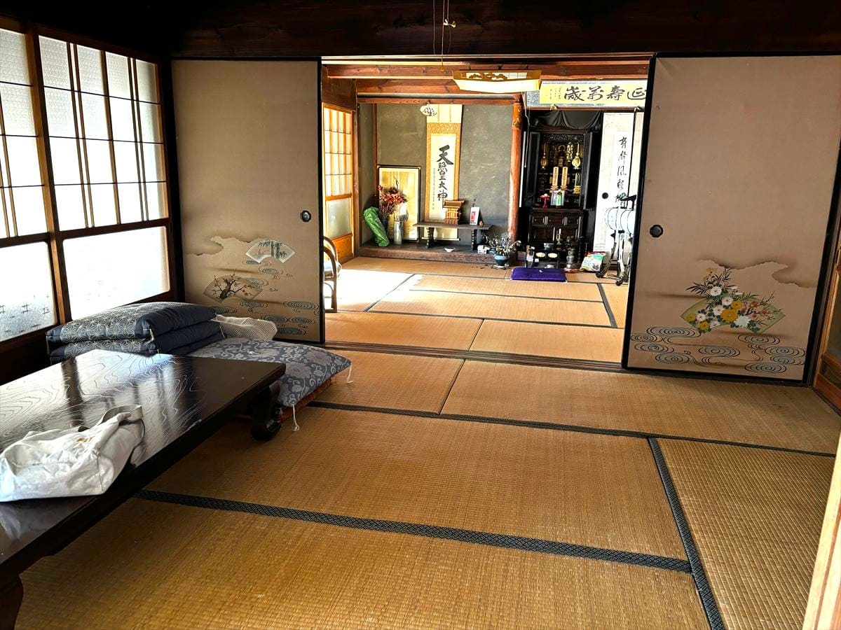 兵庫県佐用町の物件の和室。襖を開けると広々。