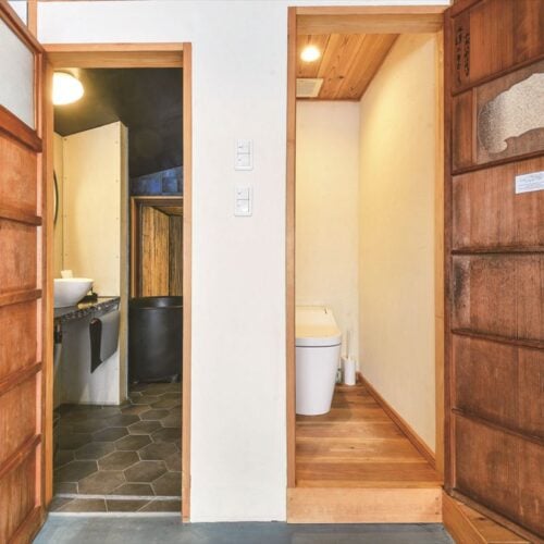 改修後はトイレと洗面台を新たに設置。洗面所の奥には浴室