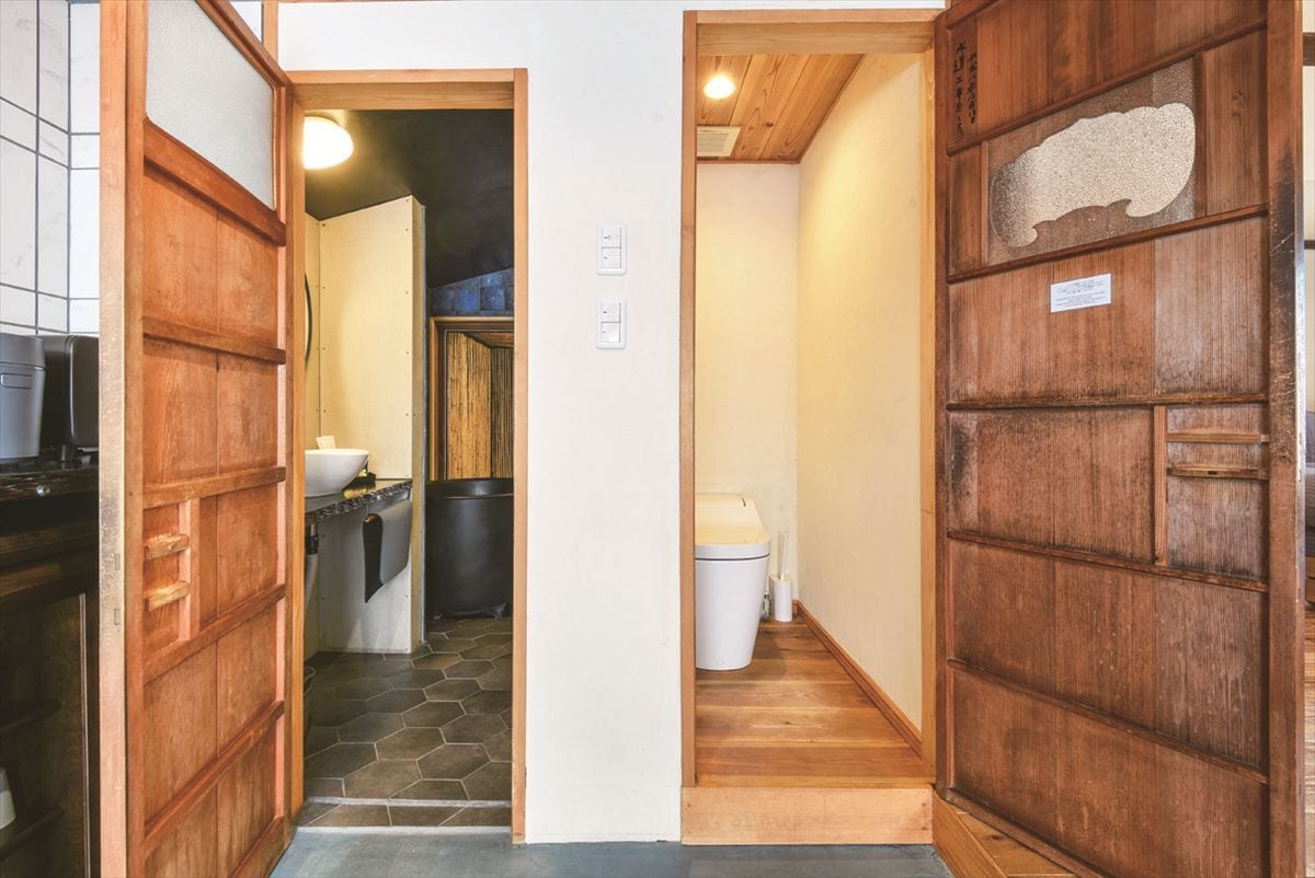 改修後はトイレと洗面台を新たに設置。洗面所の奥には浴室