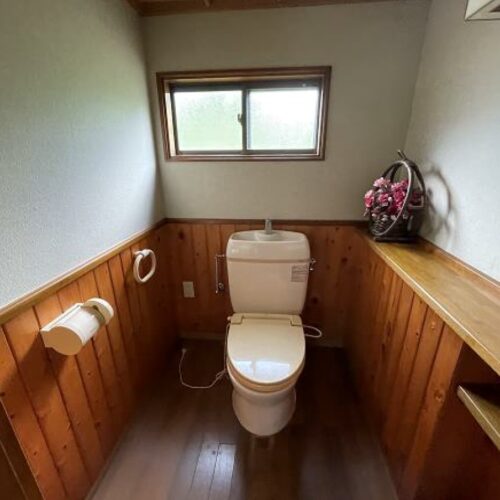 山口県周南市の物件のトイレ。汲取だが、リフォームされているので清潔感がある。