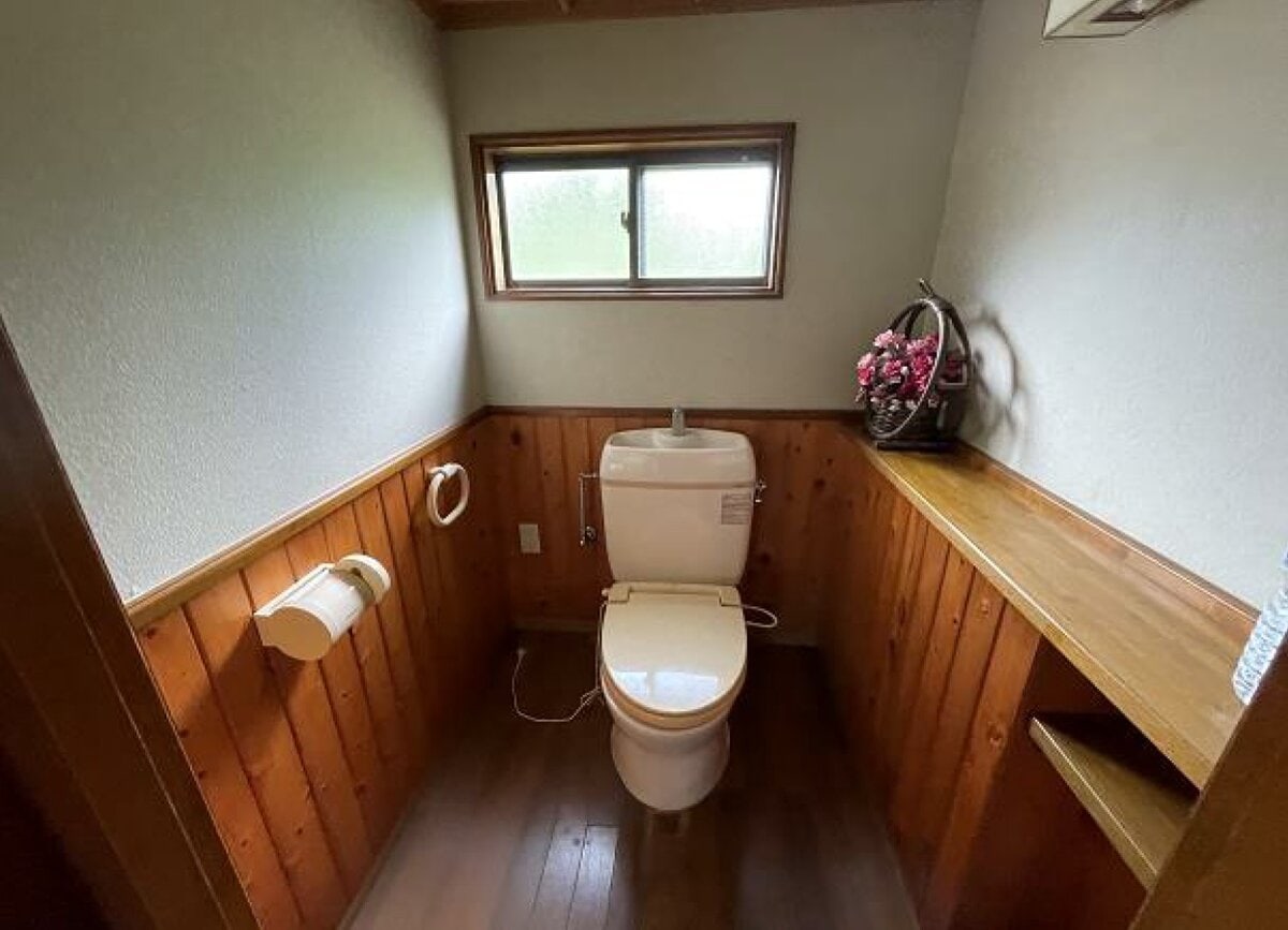 山口県周南市の物件のトイレ。汲取だが、リフォームされているので清潔感がある。