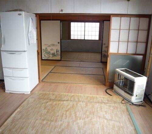 秋田県能代市の物件の室内。和室2部屋が続いていて、手前はダイニングキッチンになります