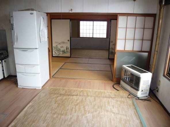 秋田県能代市の物件の室内。和室2部屋が続いていて、手前はダイニングキッチンになります