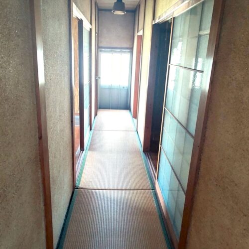 岡山県備前市の物件の廊下。写真は畳だが、実際は上にカーペットが敷いてある。部屋との段差がなく、バリアフリー。