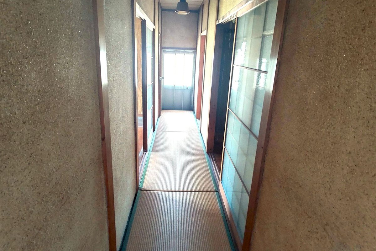 岡山県備前市の物件の廊下。写真は畳だが、実際は上にカーペットが敷いてある。部屋との段差がなく、バリアフリー。