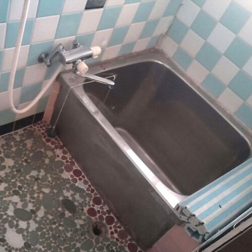 岡山県備前市の物件の浴室。壁のタイルの色合いが爽やか。